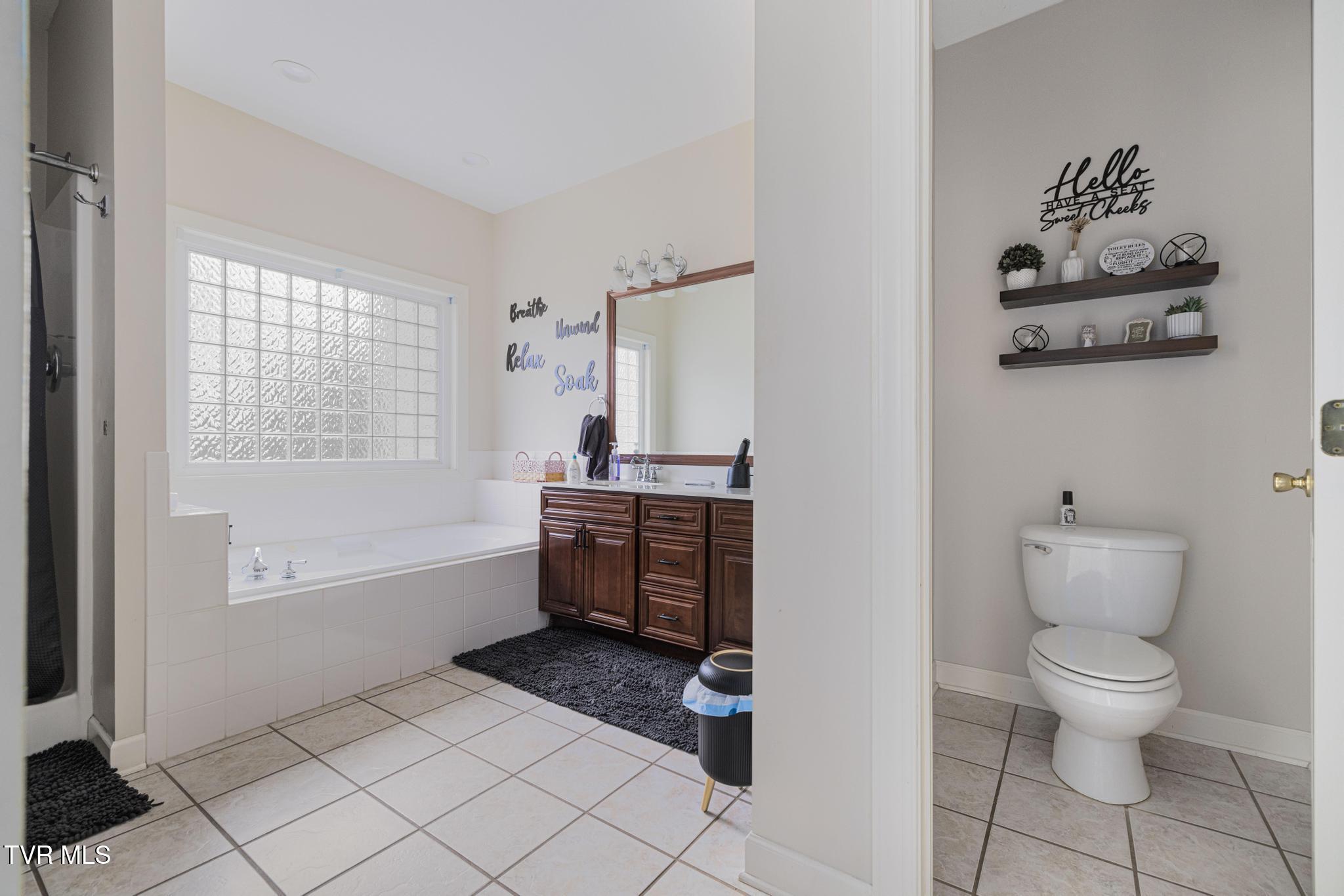 31 Hickory Point Jonesborough, TN 37659 - Photo 23 of 59 Primary bathroom