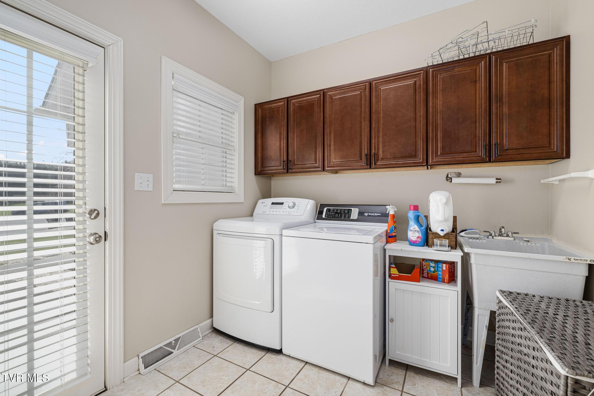 31 Hickory Point Jonesborough, TN 37659 - Photo 26 of 59 Laundry room