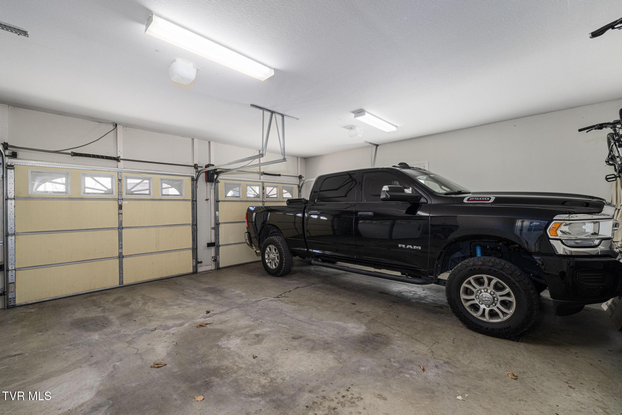 31 Hickory Point Jonesborough, TN 37659 - Photo 27 of 59 2-car garage