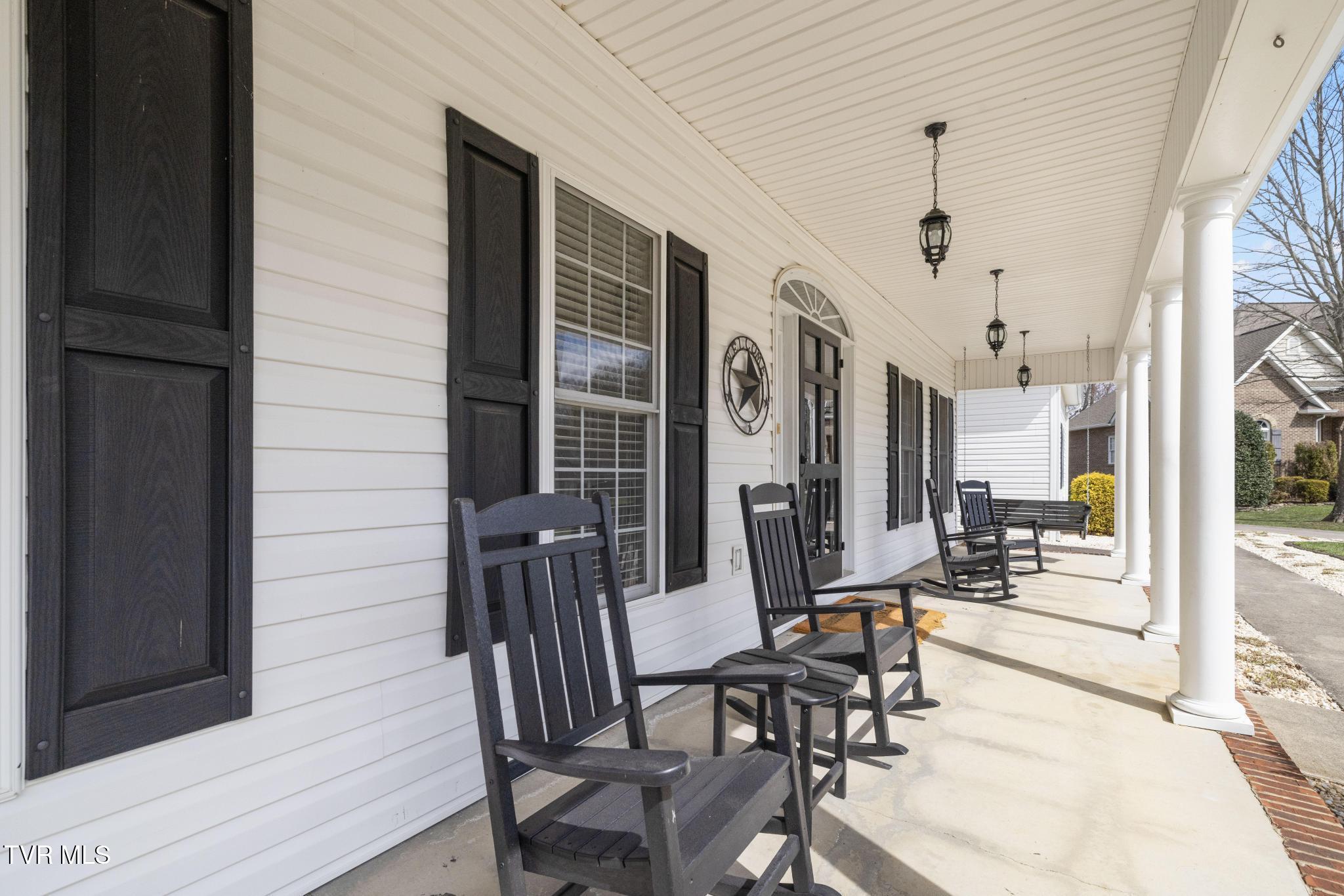 31 Hickory Point Jonesborough, TN 37659 - Photo 5 of 59 Covered front porch