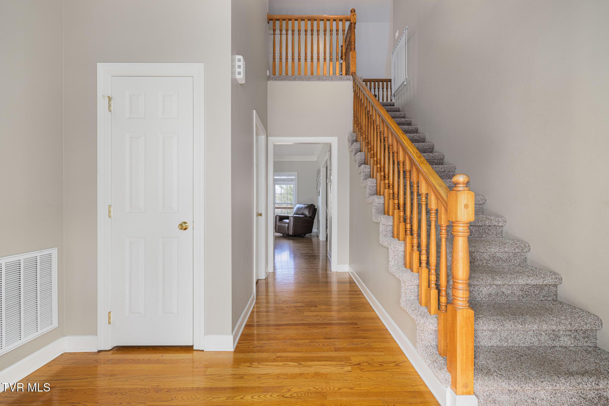 31 Hickory Point Jonesborough, TN 37659 - Photo 6 of 59 Entry into home