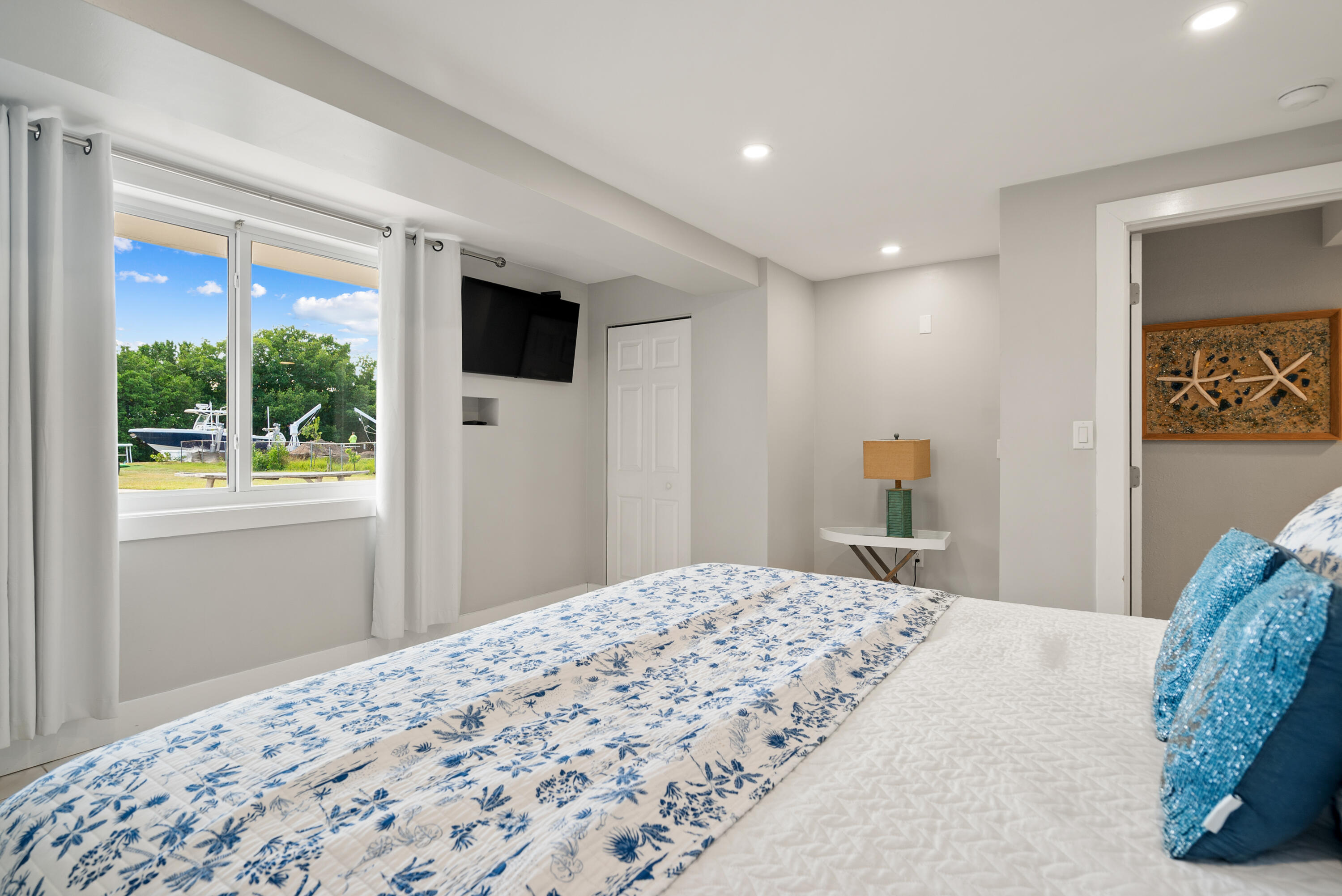 127 Seaside Avenue Key Largo, FL 33037 - Photo 29 of 50 a bedroom with a large bed and a window