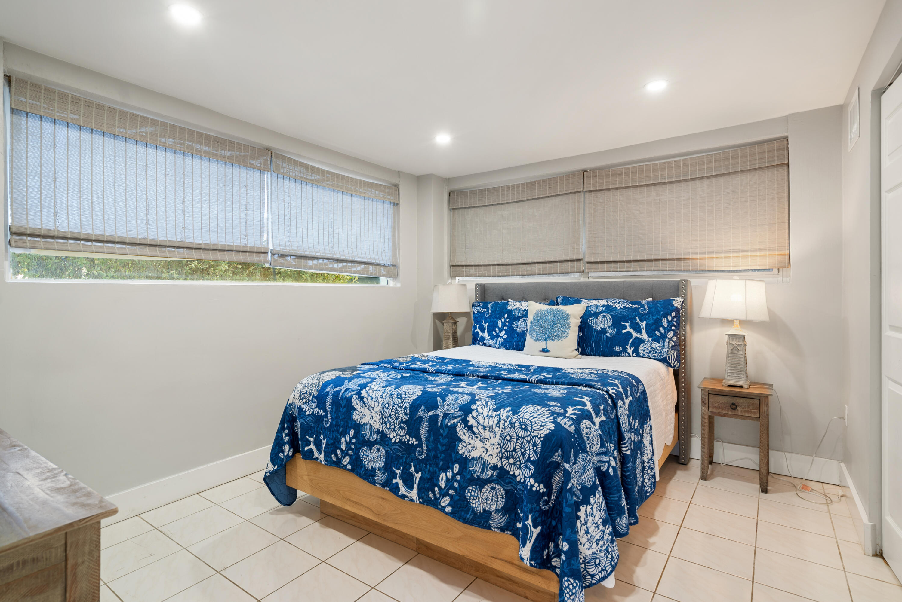 127 Seaside Avenue Key Largo, FL 33037 - Photo 30 of 50 a bedroom with a bed and a window