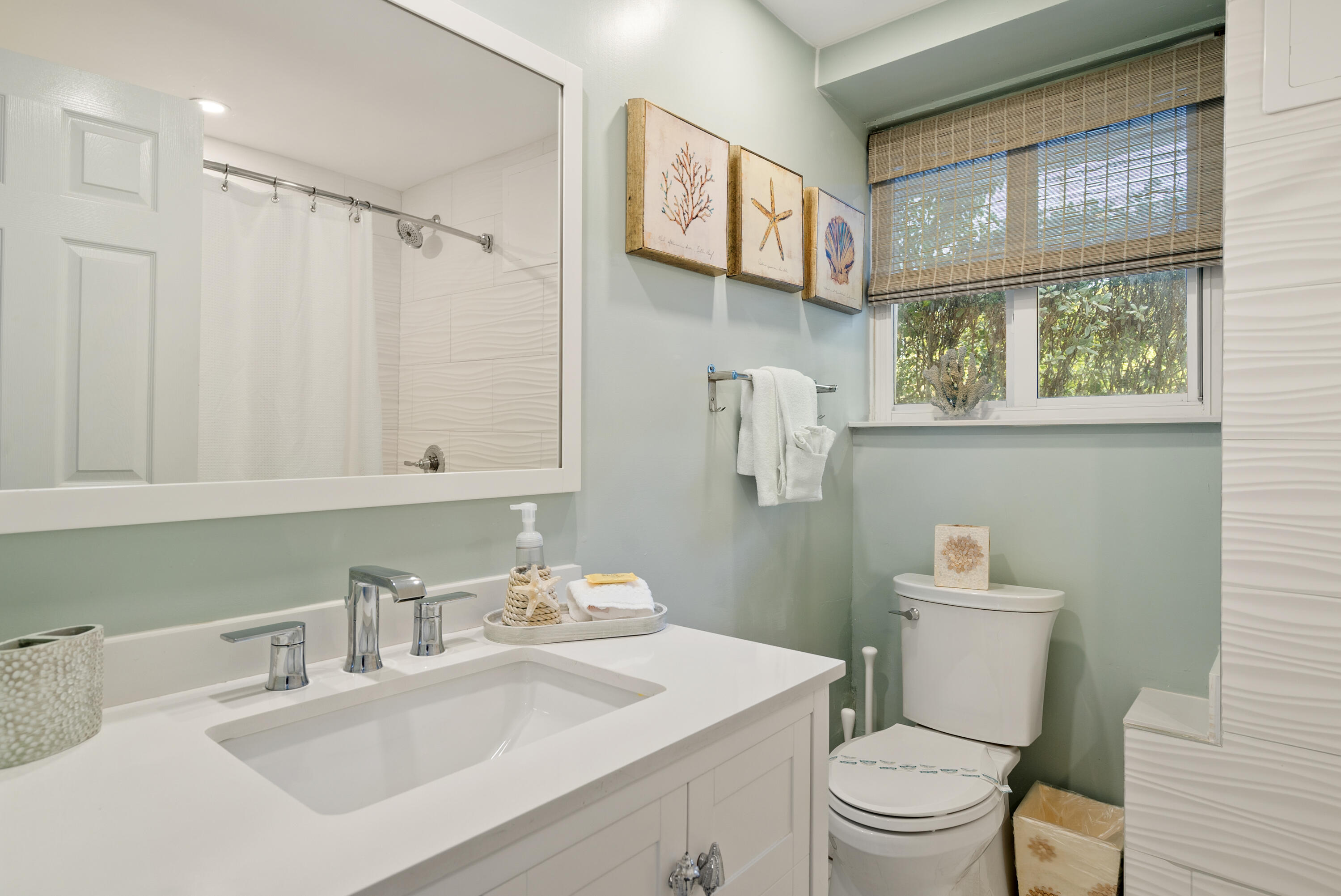 127 Seaside Avenue Key Largo, FL 33037 - Photo 31 of 50 Downstairs bath