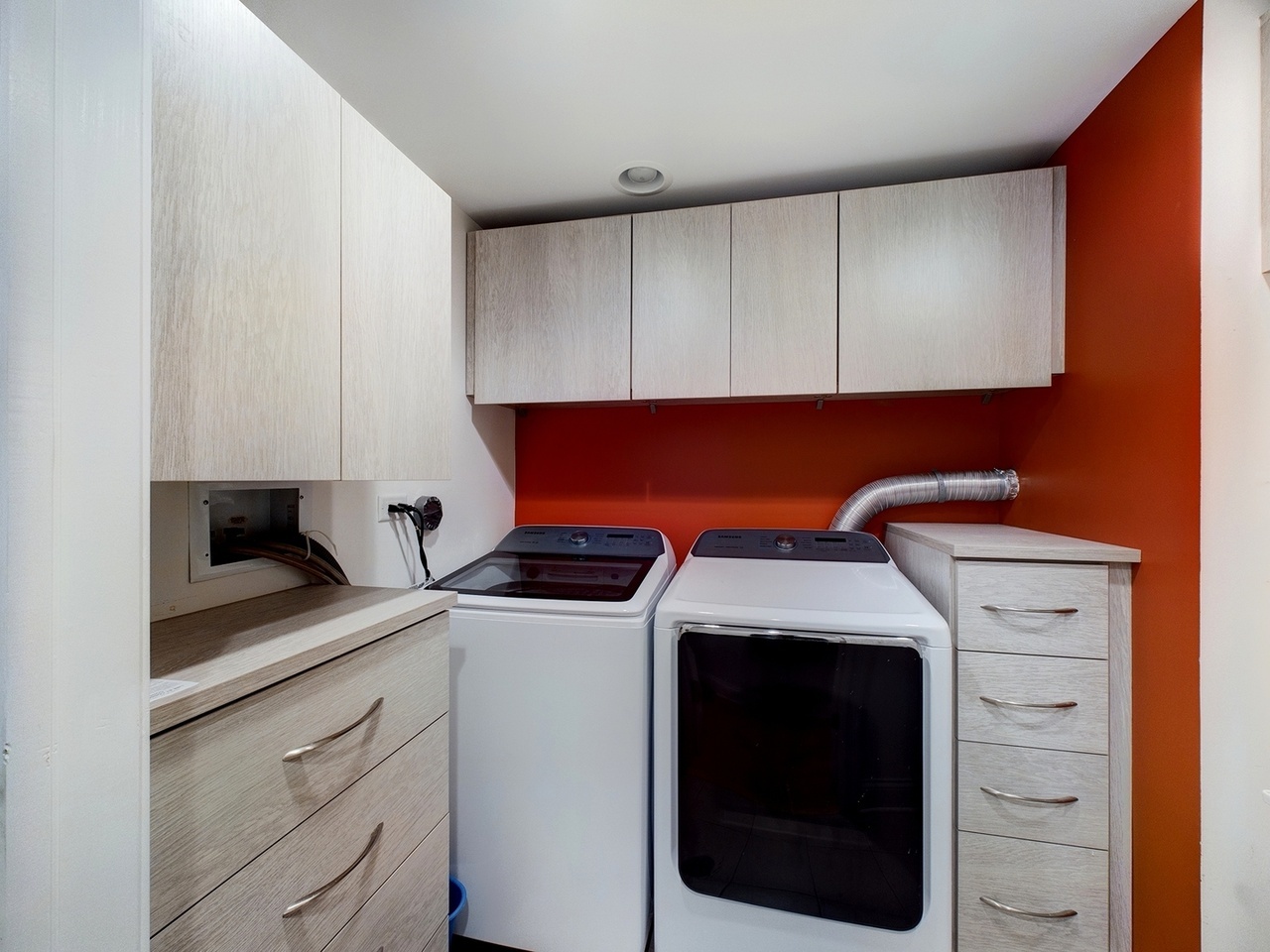 632 West Barry Avenue, Unit GS Chicago, IL 60657 - Photo 2 of 3 a utility room with dryer and washer