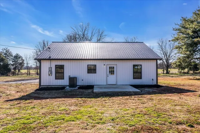 a view of a yard with a fountain
