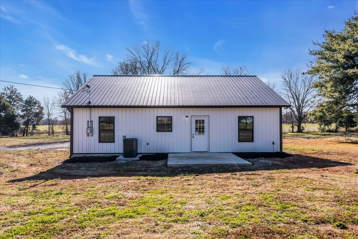191 Tiffany Lane Decherd, TN 37324 - Photo 32 of 37 a front view of house with yard