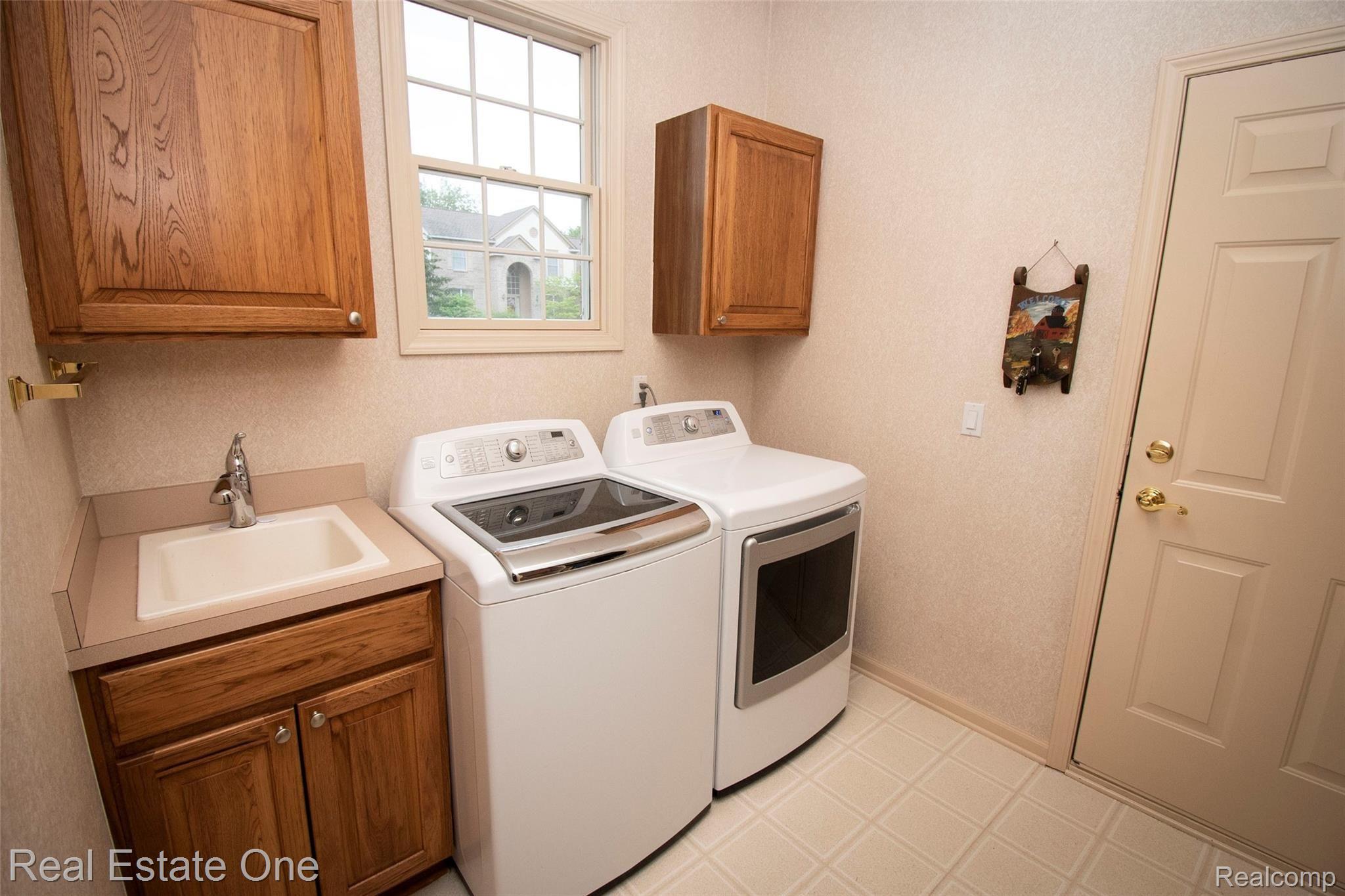 1906 Watson Circle Rochester, MI 48306 - Photo 15 of 37 CKR_1906Watson_6112.jpg