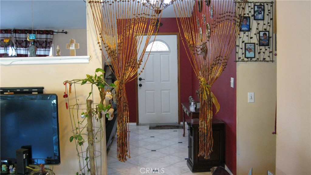 3673 Citronella Street Simi Valley, CA 93063 - Photo 4 of 16 Entry way
