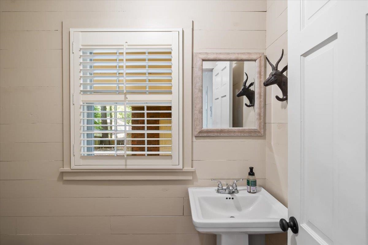 5376 Mason Road Memphis, TN 38120 - Photo 21 of 37 Half bath with a sink