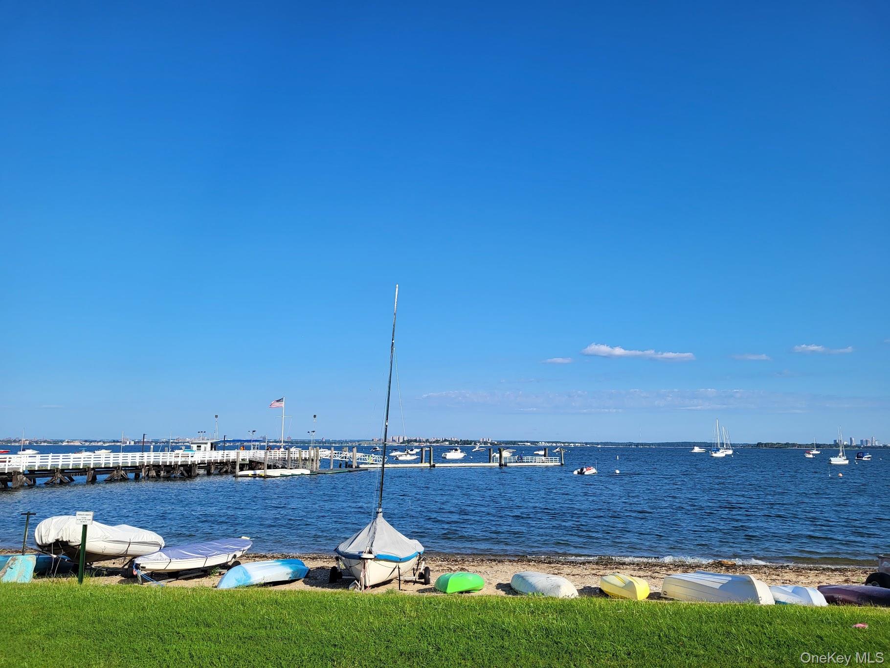75 South Middle Neck Road, Unit 4G Great Neck, NY 11021 - Photo 32 of 37 a view of a city
