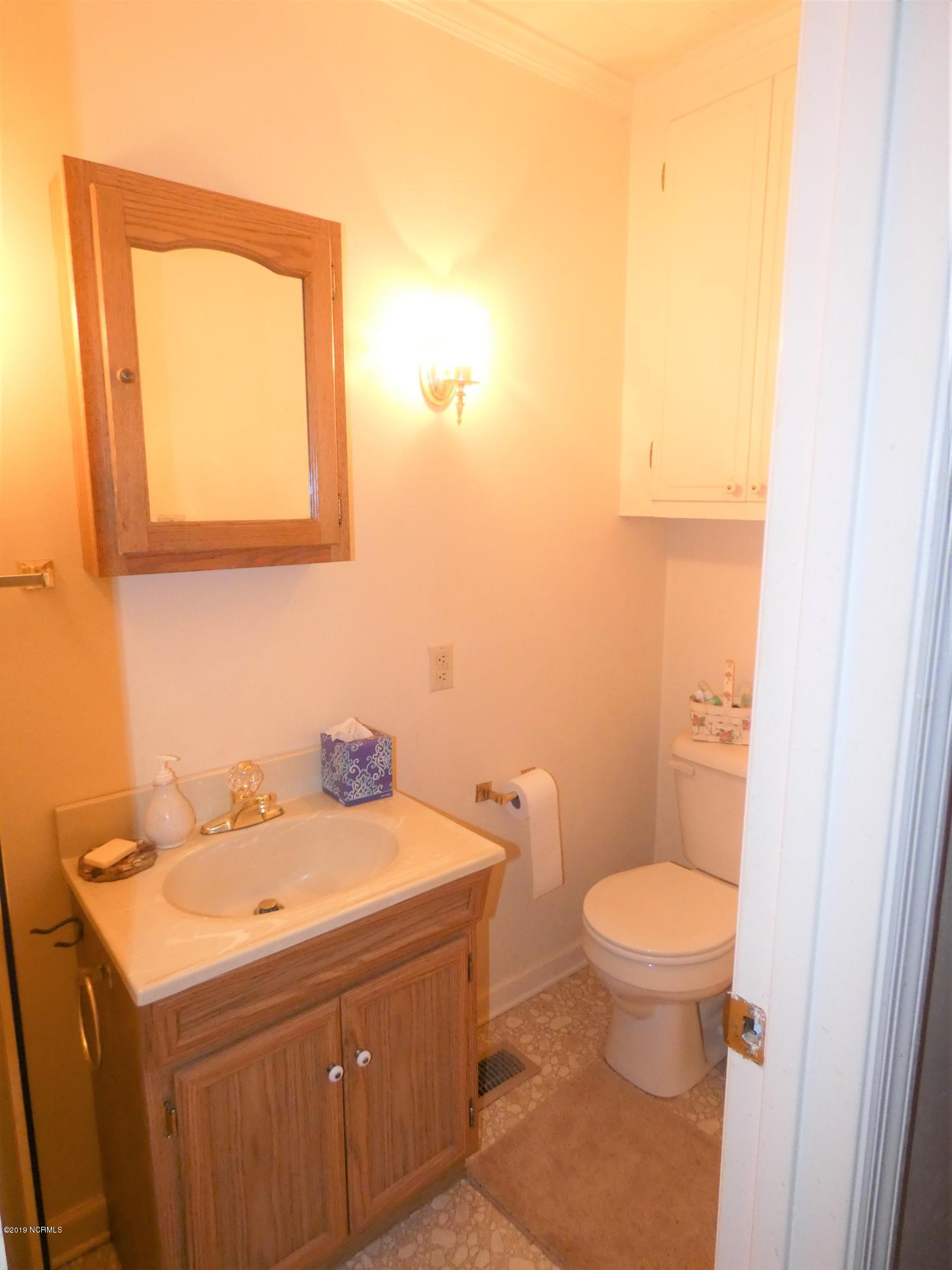 392 High House Road Clinton, NC 28328 - Photo 12 of 16 Bath off laundry hall.