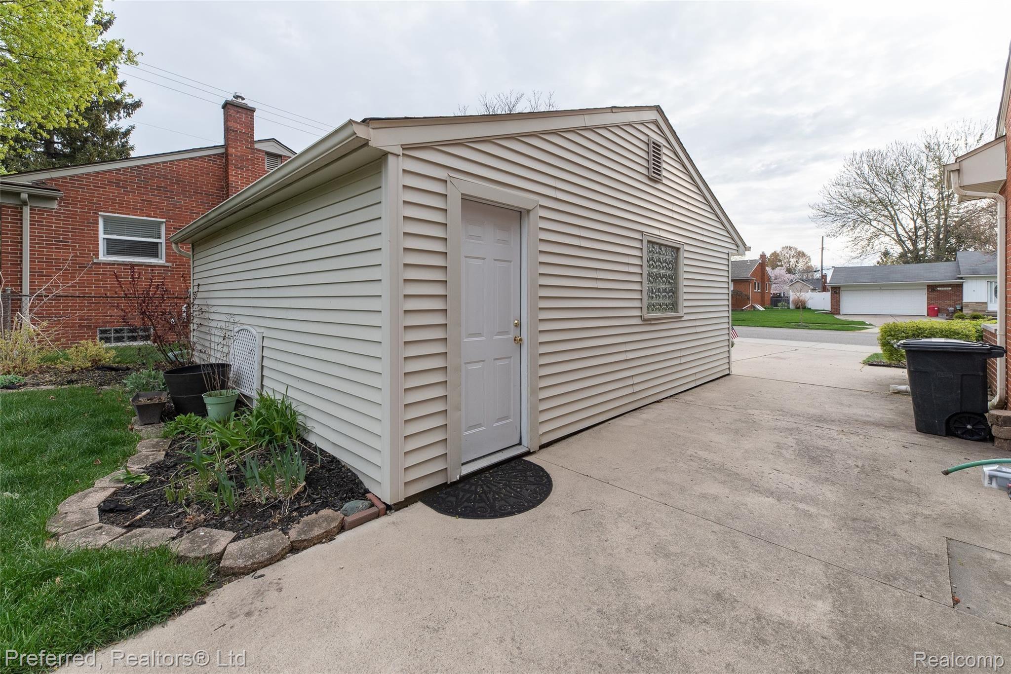 19045 Norwich Road Livonia, MI 48152 - Photo 27 of 30 Norwich-15.jpg