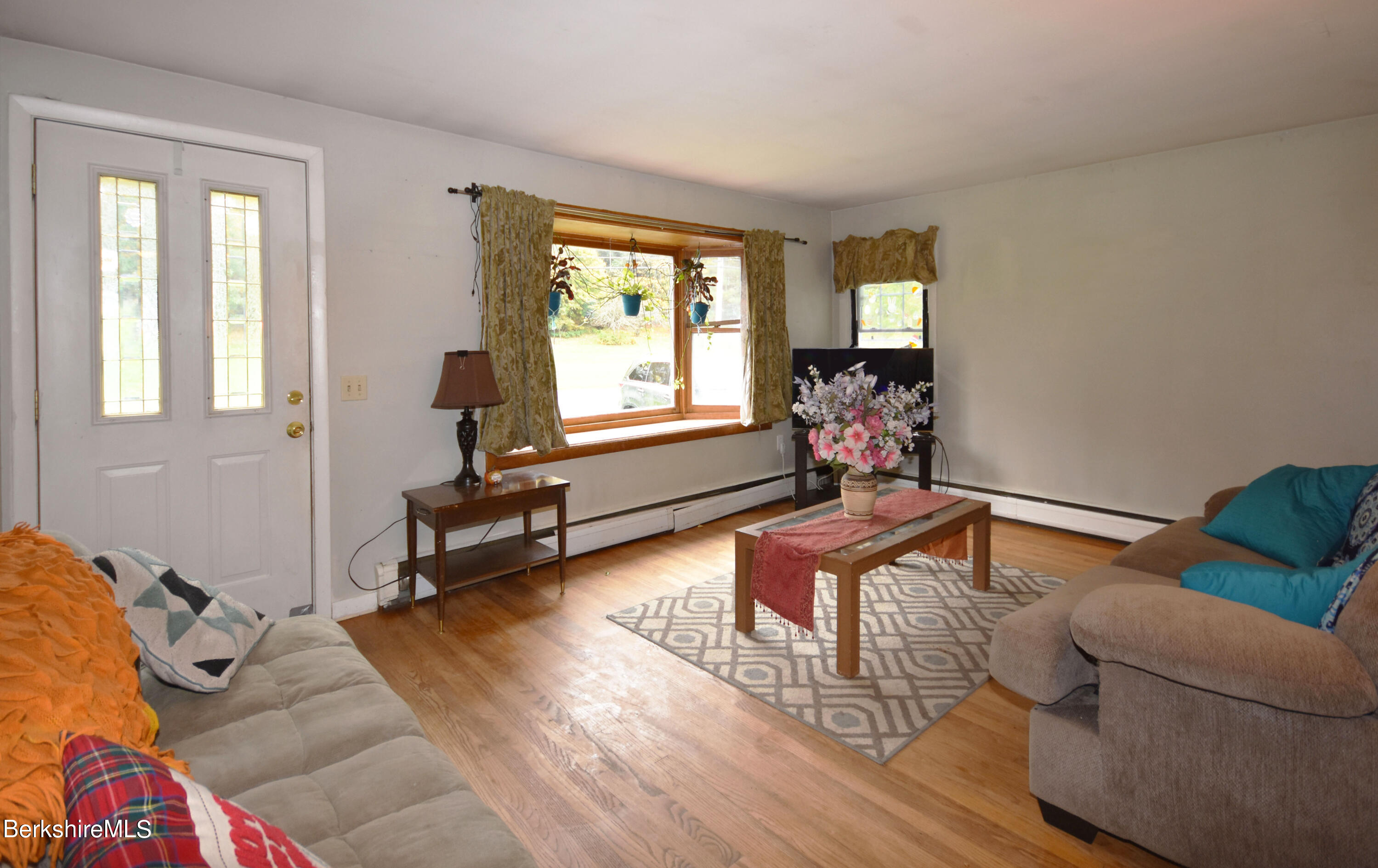 494 East New Lenox Road Pittsfield, MA 01201 - Photo 6 of 40 Living Room
