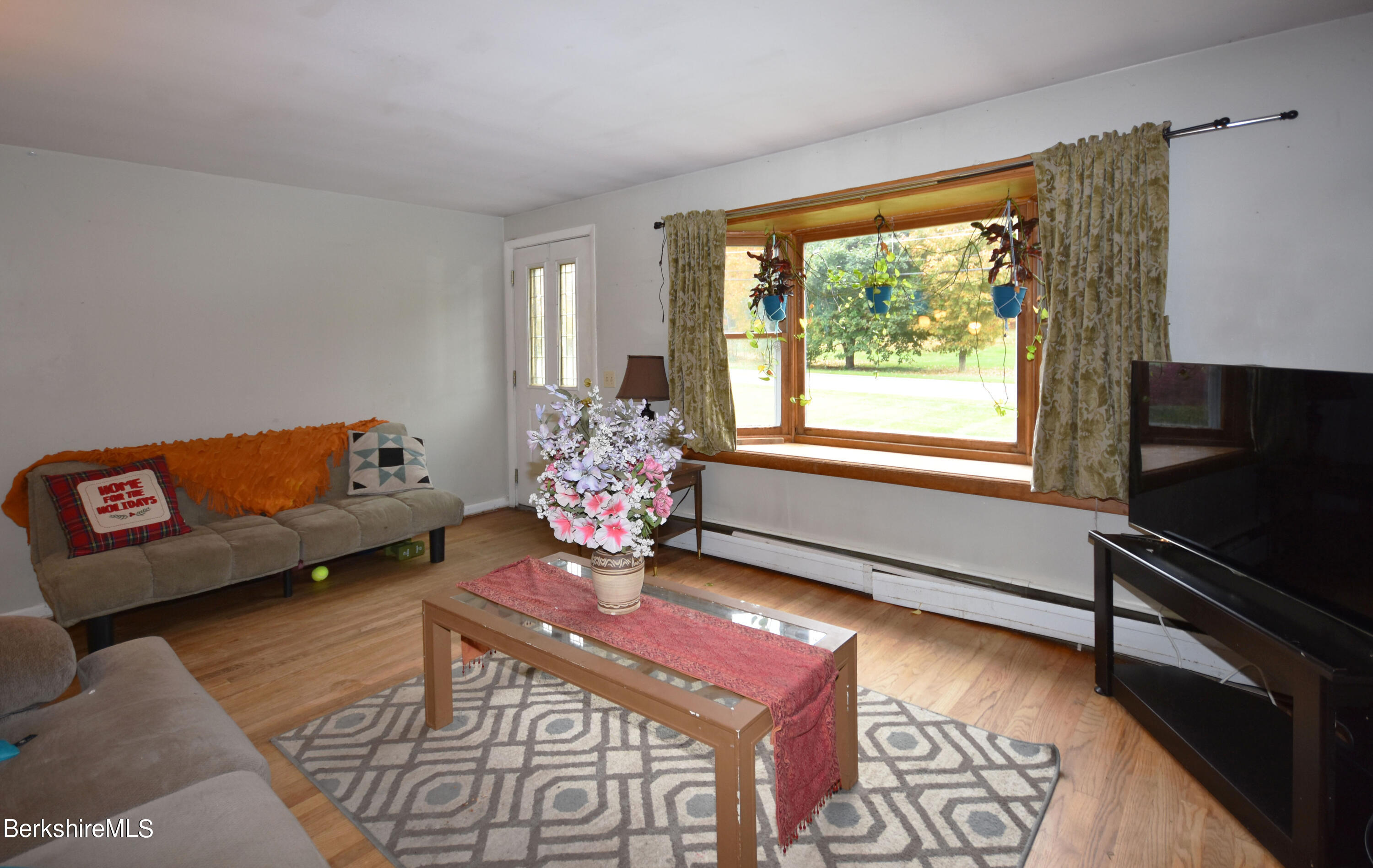 494 East New Lenox Road Pittsfield, MA 01201 - Photo 7 of 40 Living Room