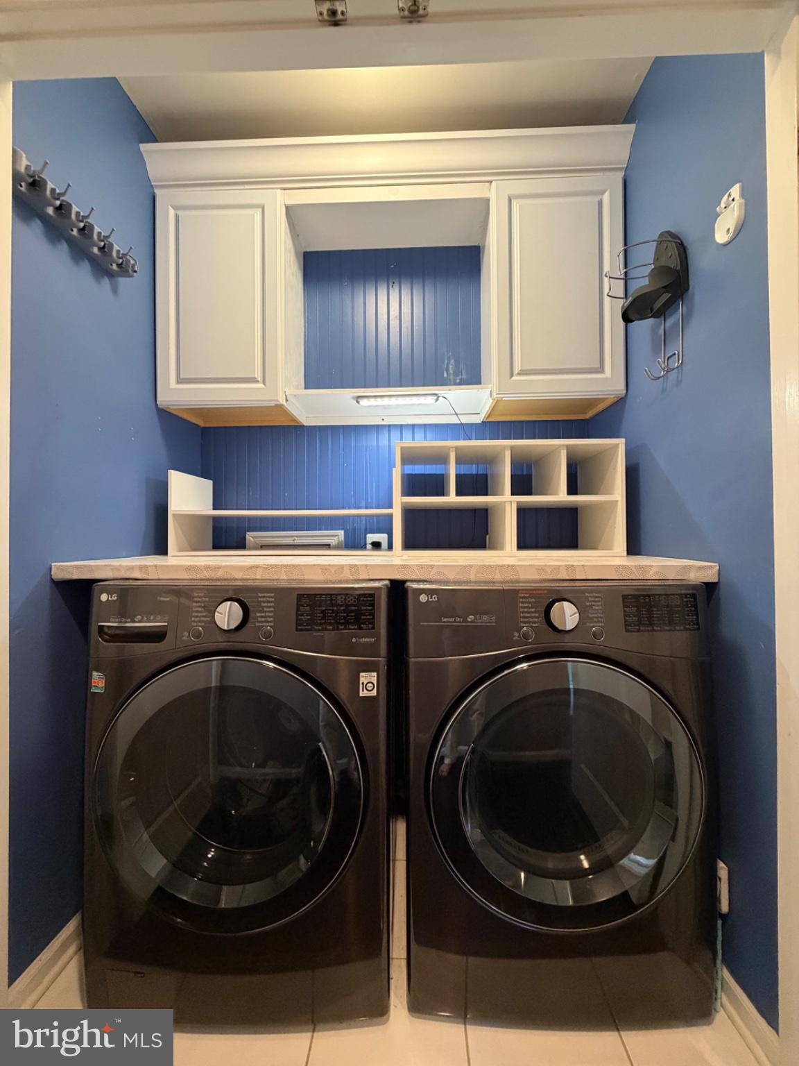25333 Wakestone Terrace Chantilly, VA 20152 - Photo 73 of 109 Stylish laundry nook with blue accents.