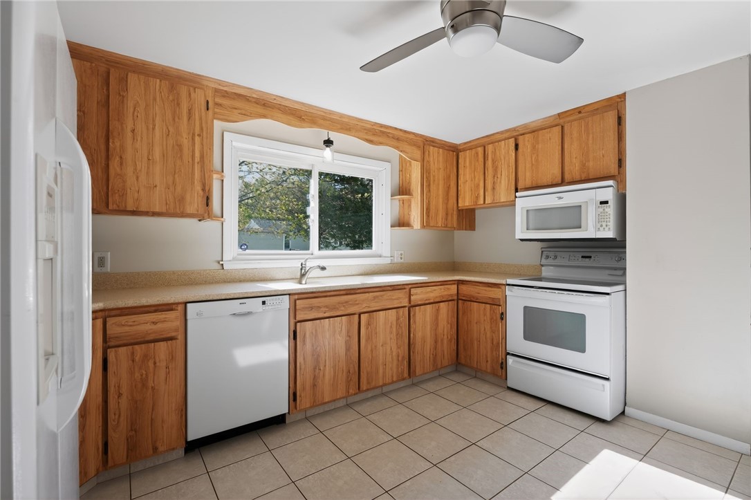 68 Madeleine Avenue Woonsocket, RI 02895 - Photo 5 of 27