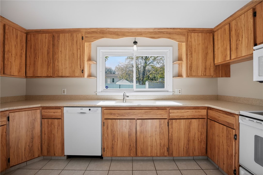 68 Madeleine Avenue Woonsocket, RI 02895 - Photo 7 of 27
