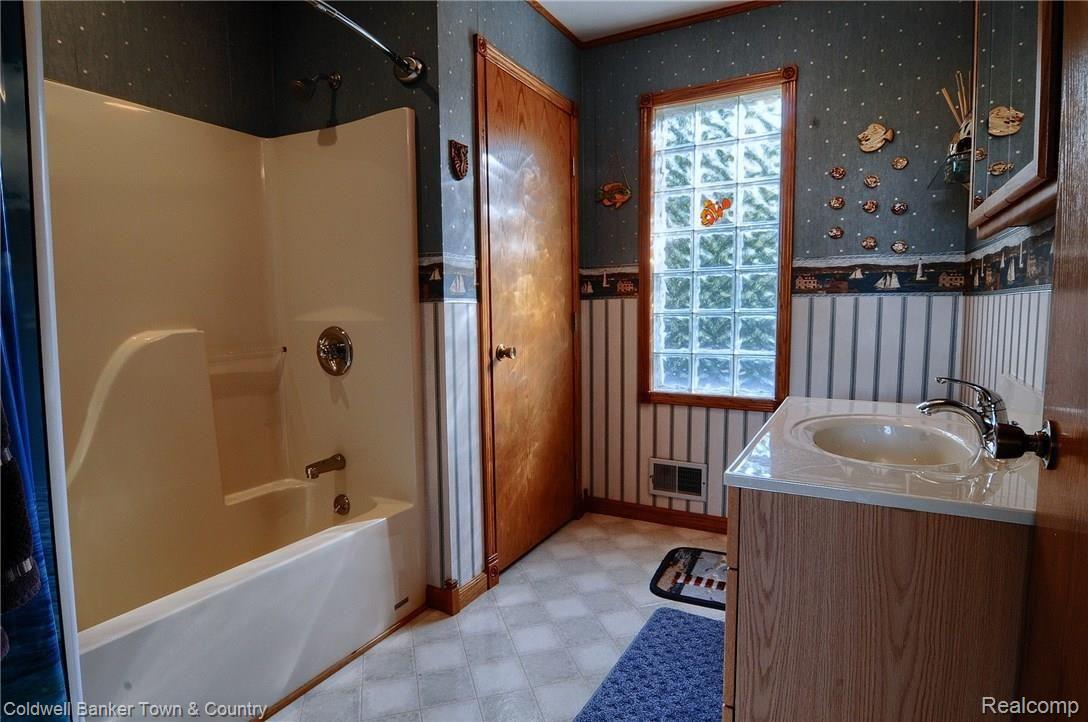 276 Gulley Road Howell, MI 48843 - Photo 25 of 35 51 Bathroom.jpg