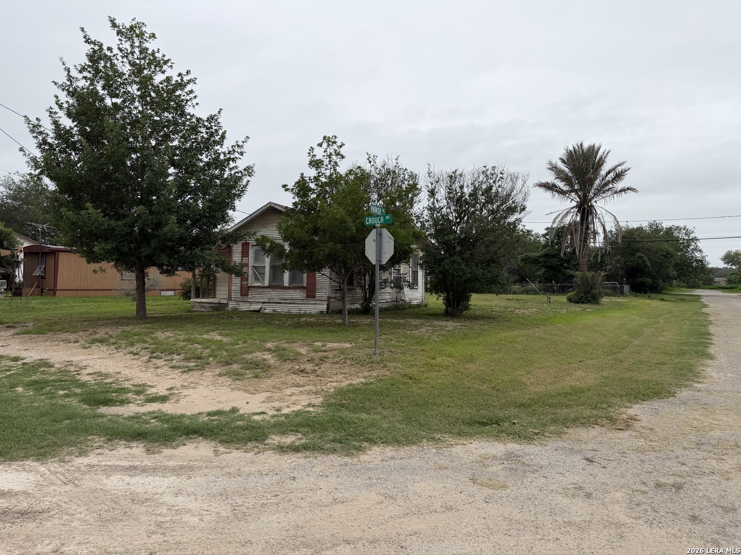 600 Crouch Avenue Devine, TX 78016 - Photo 4 of 12