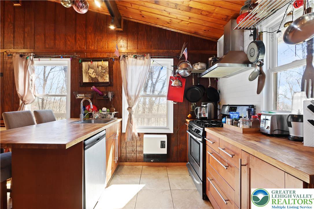 214 Mockingbird Court Bushkill, PA 18324 - Photo 11 of 40