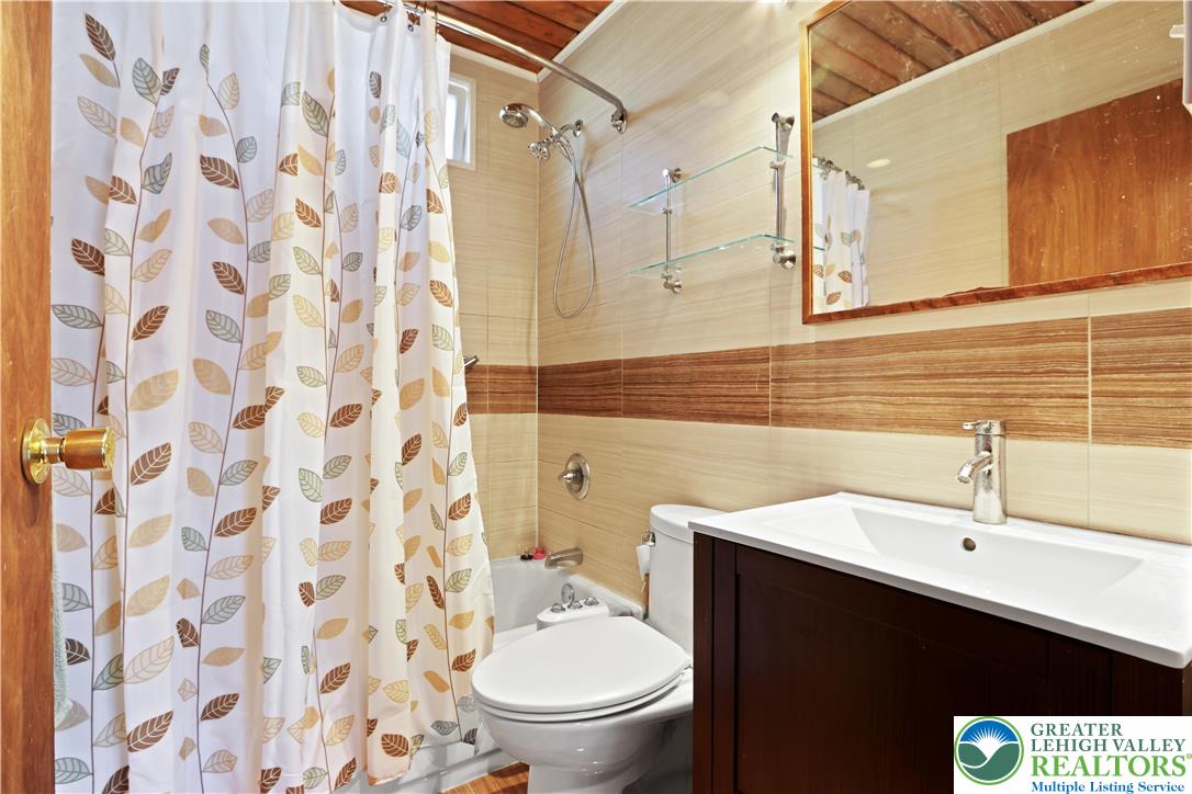 214 Mockingbird Court Bushkill, PA 18324 - Photo 18 of 40