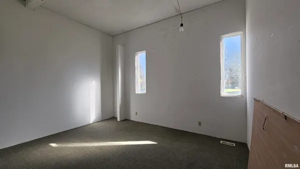 $395,000 | 200 West 12th Street, Johnston City, IL 62951