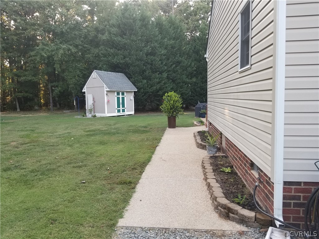 2057 Mill Road Henrico, VA 23231 - Photo 7 of 44 a view of a back yard of the house