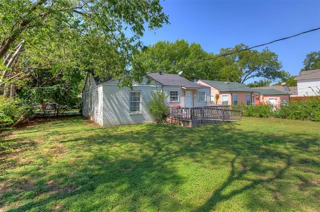 a view of a house with a backyard