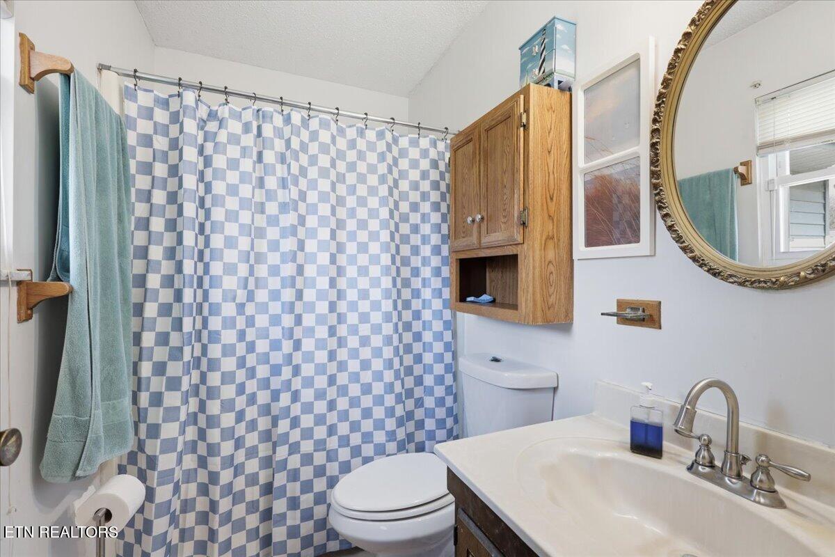 853 Walker Springs Road Knoxville, TN 37923 - Photo 23 of 47 Guest Bathroom