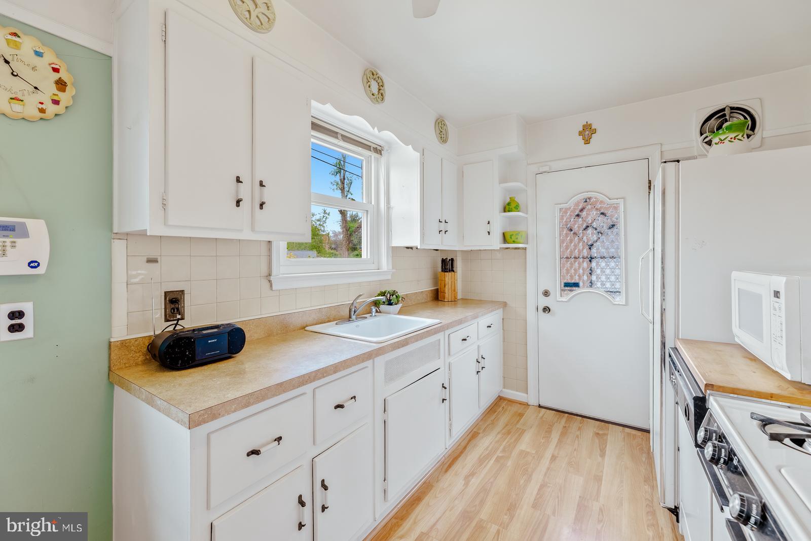 2818 Sandyford Avenue Philadelphia, PA 19152 - Photo 7 of 29 Kitchen