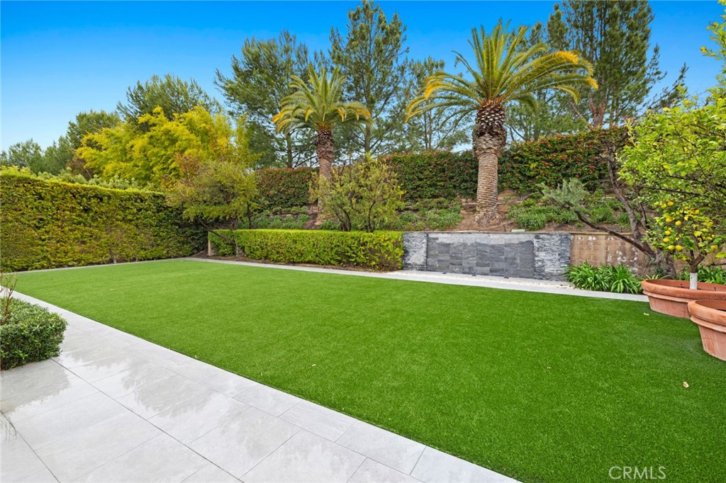 115 Treasure Irvine, CA 92602 - Photo 4 of 39 a view of a garden with a tree