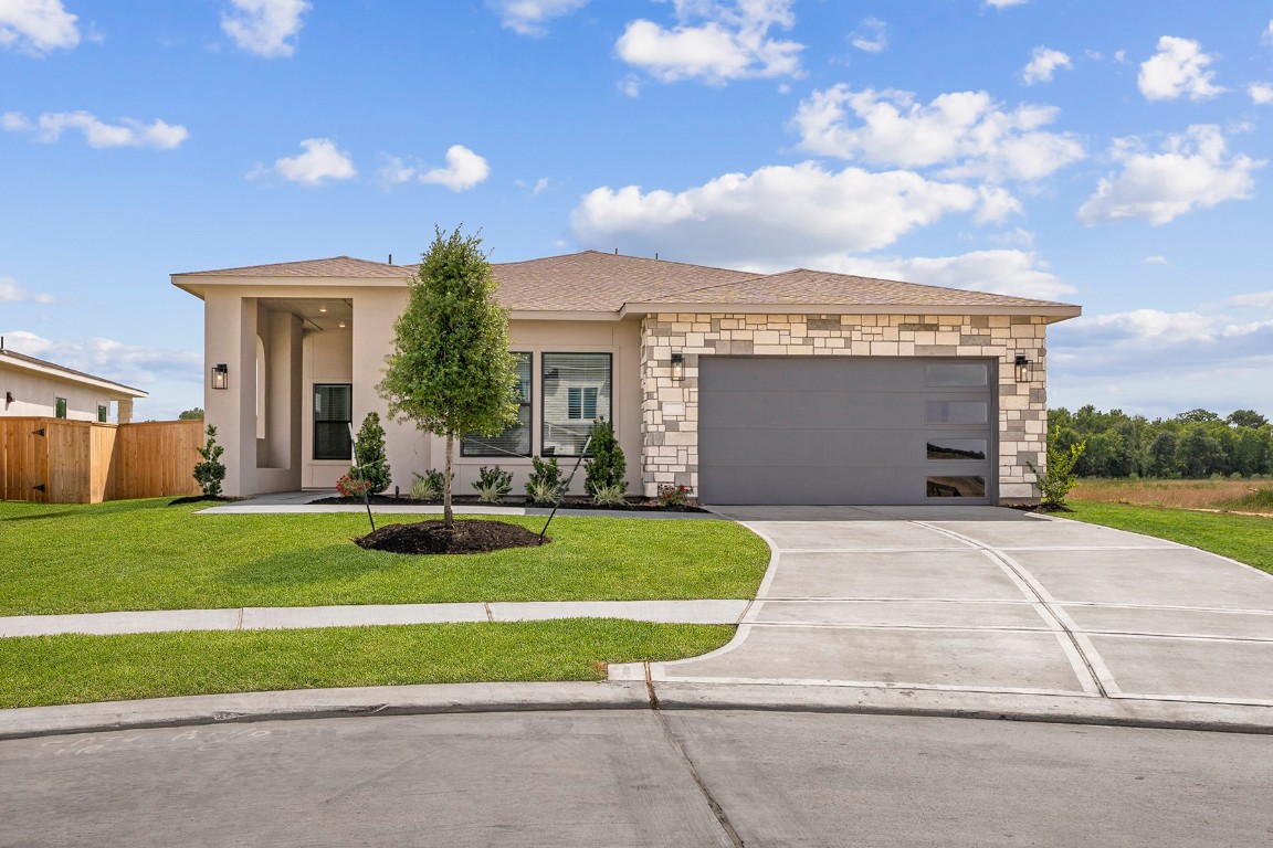 a view of a house with backyard and garden