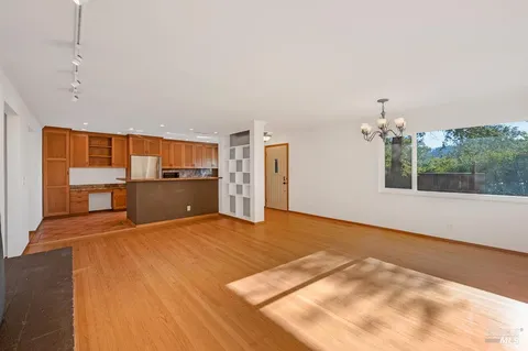 $649,000 | 815 Dry Creek Road, Healdsburg, CA 95448