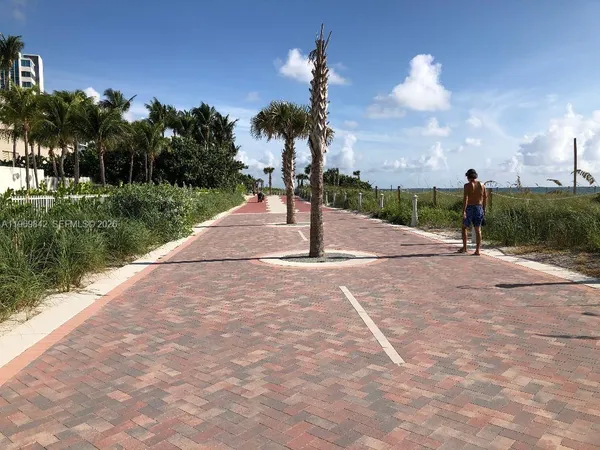 $3,000 | 5005 Collins Avenue, Unit 1404, Miami Beach, FL 33140