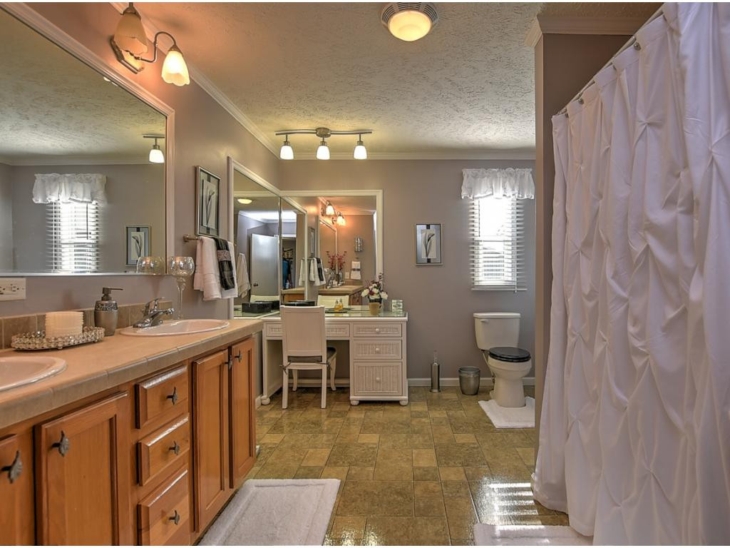 161 Stockton Road Chuckey, TN 37641 - Photo 17 of 30 LARGE MASTER BATHROOM
