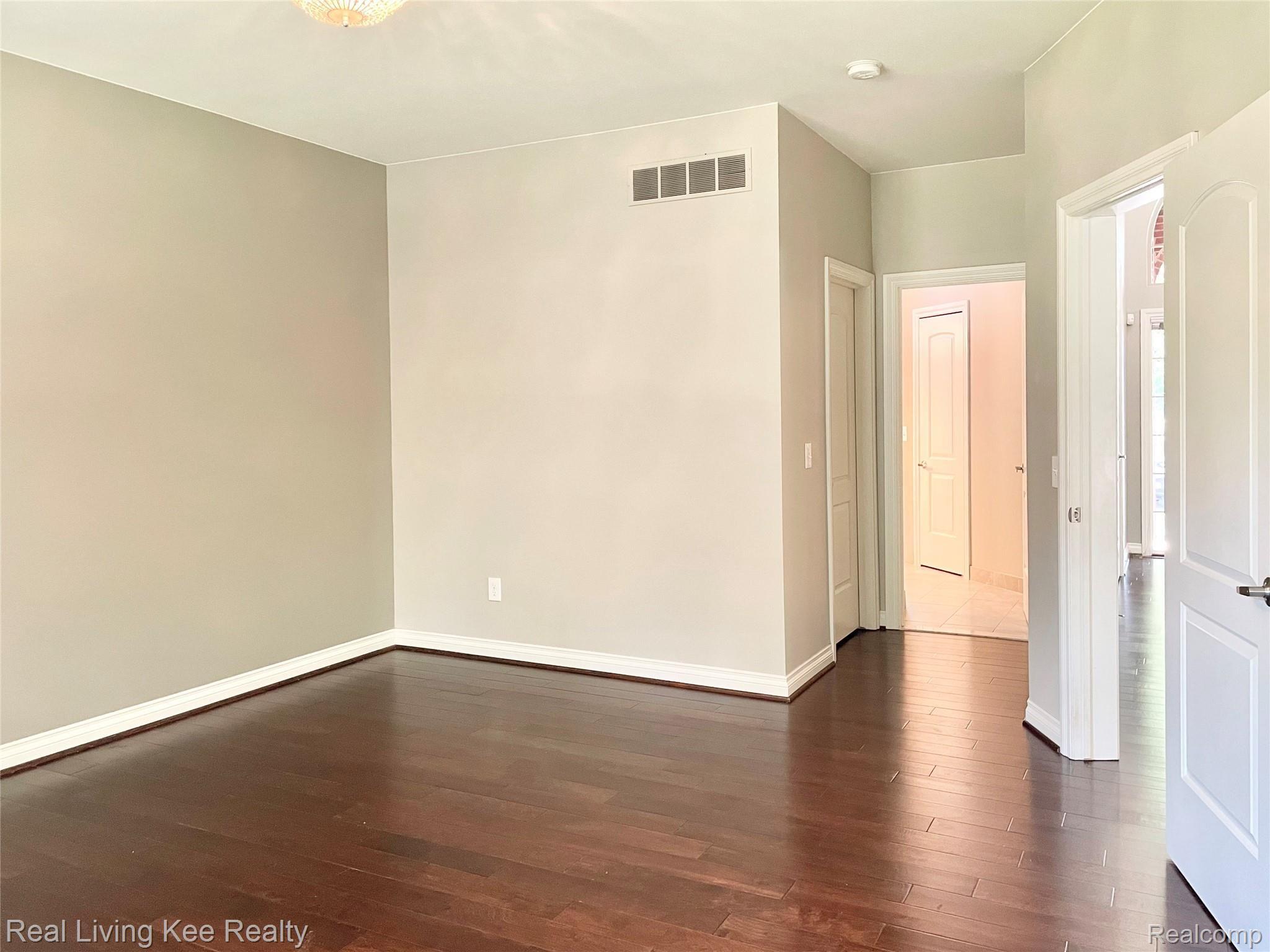 557 Curzon Road Rochester, MI 48307 - Photo 27 of 66 Master suite with walk-in closet & beautiful full bath