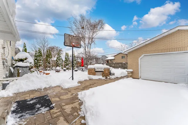a view of back yard of the house