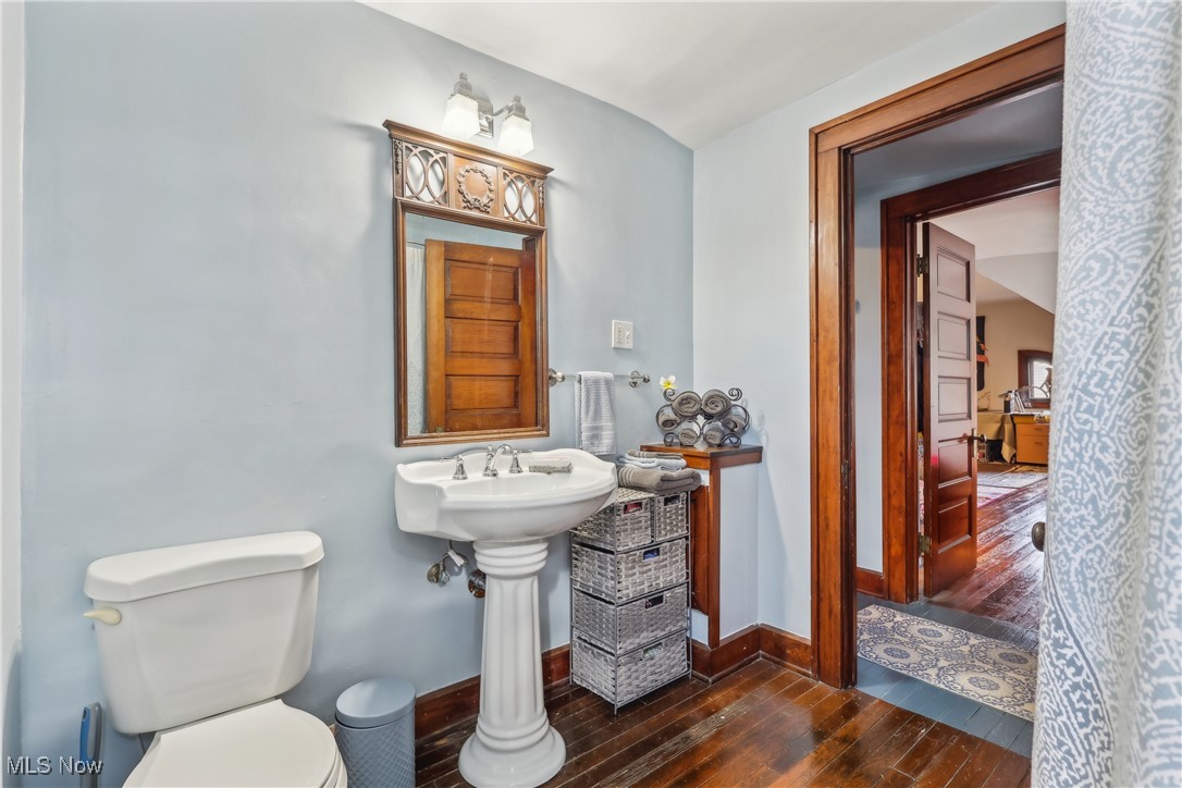 2818 Scarborough Road Cleveland, OH 44118 - Photo 33 of 49 3rd floor full bath