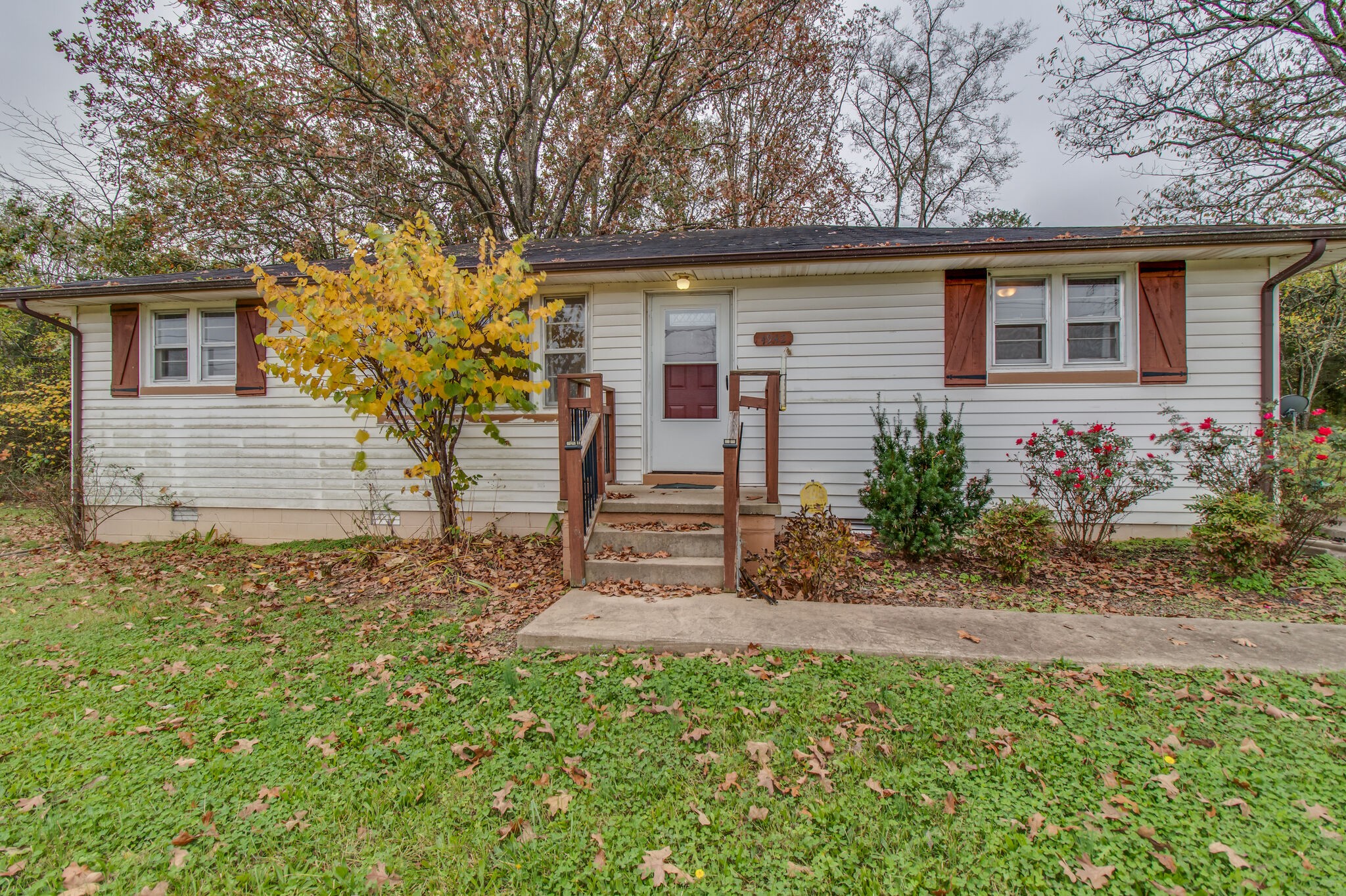4942 Kedron Road Columbia, TN 38401 - Photo 2 of 17 front view of a house with a yard