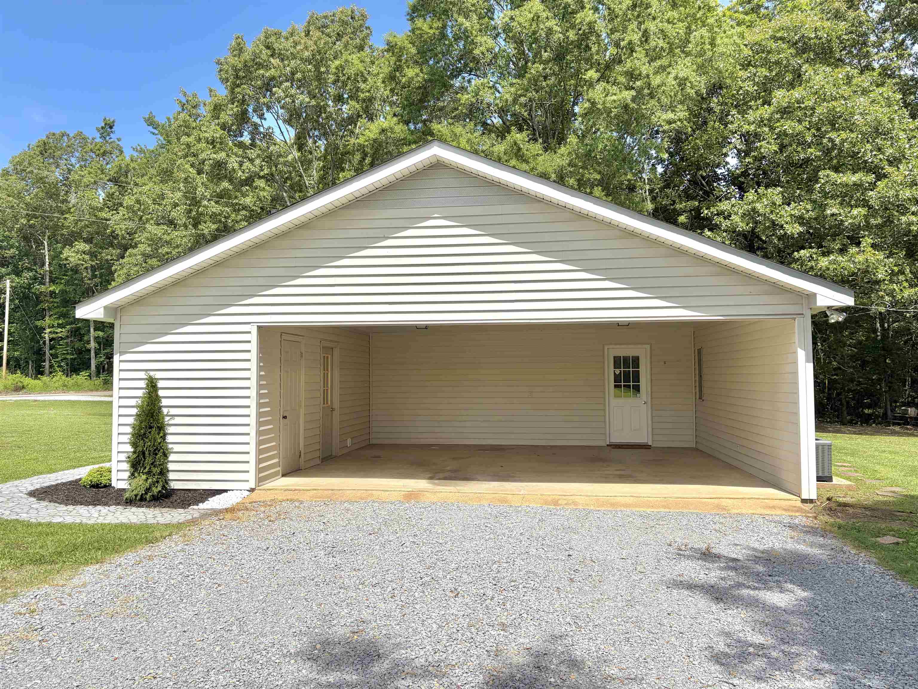640 Red Bird Road Middleton, TN 38052 - Photo 20 of 30 Garage