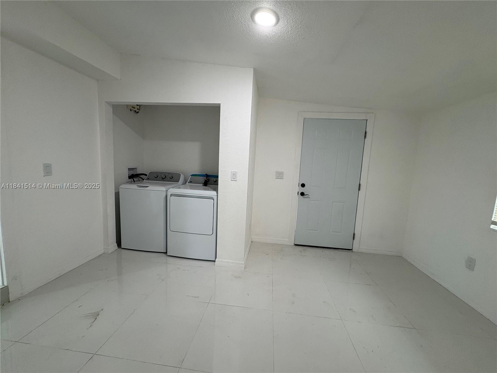 13485 Northeast Jacksonville Road Citra, FL 32113 - Photo 5 of 10 a utility room with washer and dryer