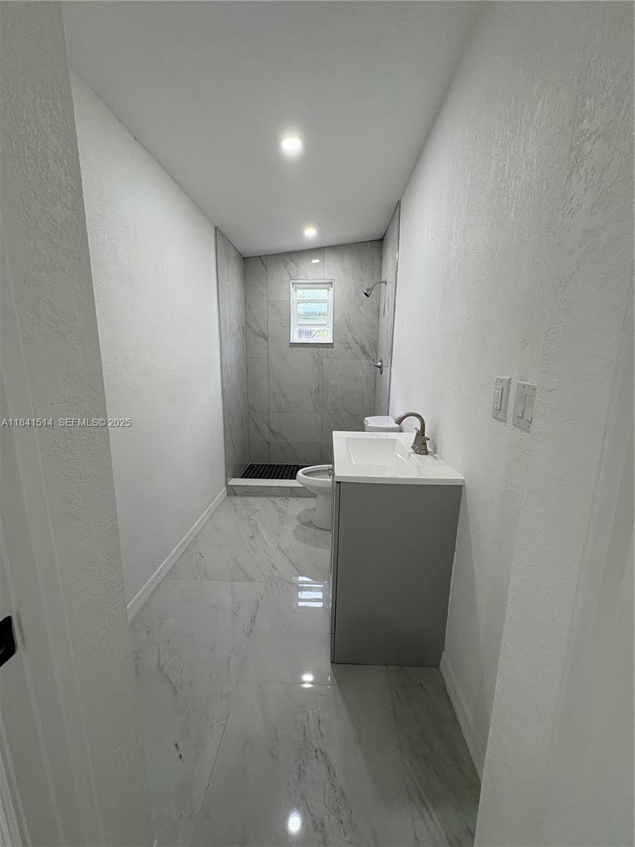 13485 Northeast Jacksonville Road Citra, FL 32113 - Photo 7 of 10 a view of a hallway with a sink