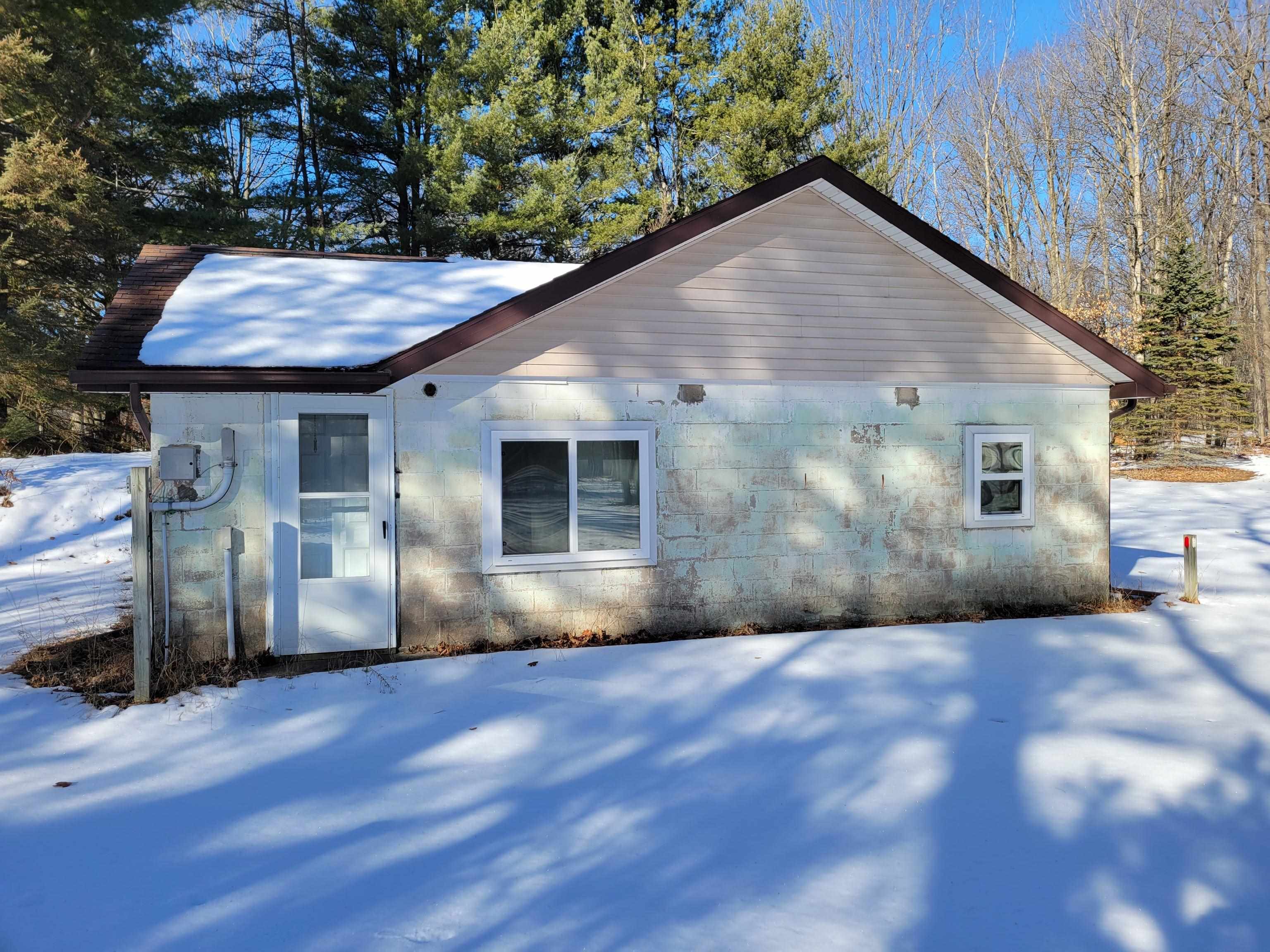 4286 Pratt Lake Road Gladwin, MI 48624 - Photo 1 of 11 50101811.JPG