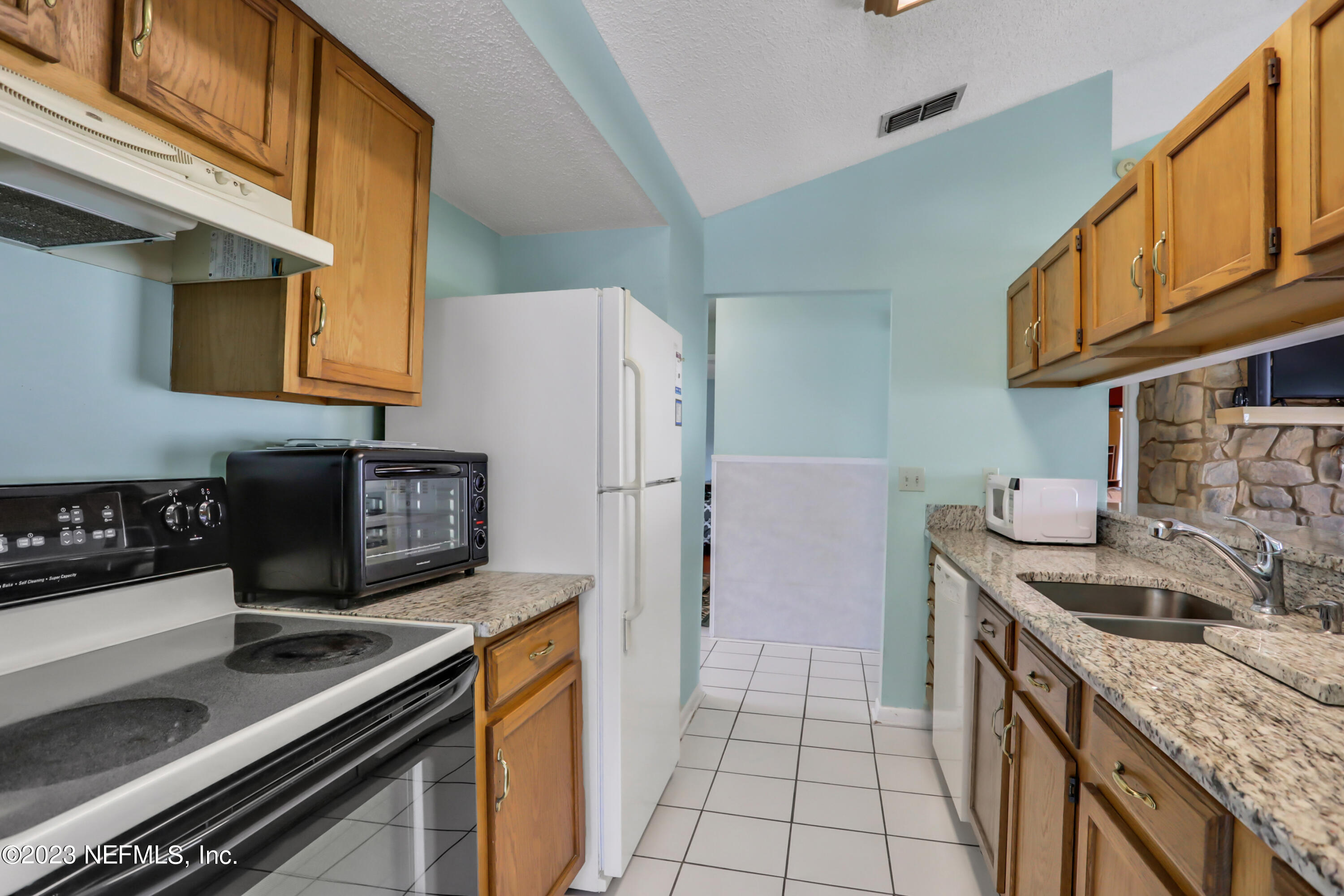 10261 Lake Pines Road Jacksonville, FL 32257 - Photo 6 of 17 297A9738