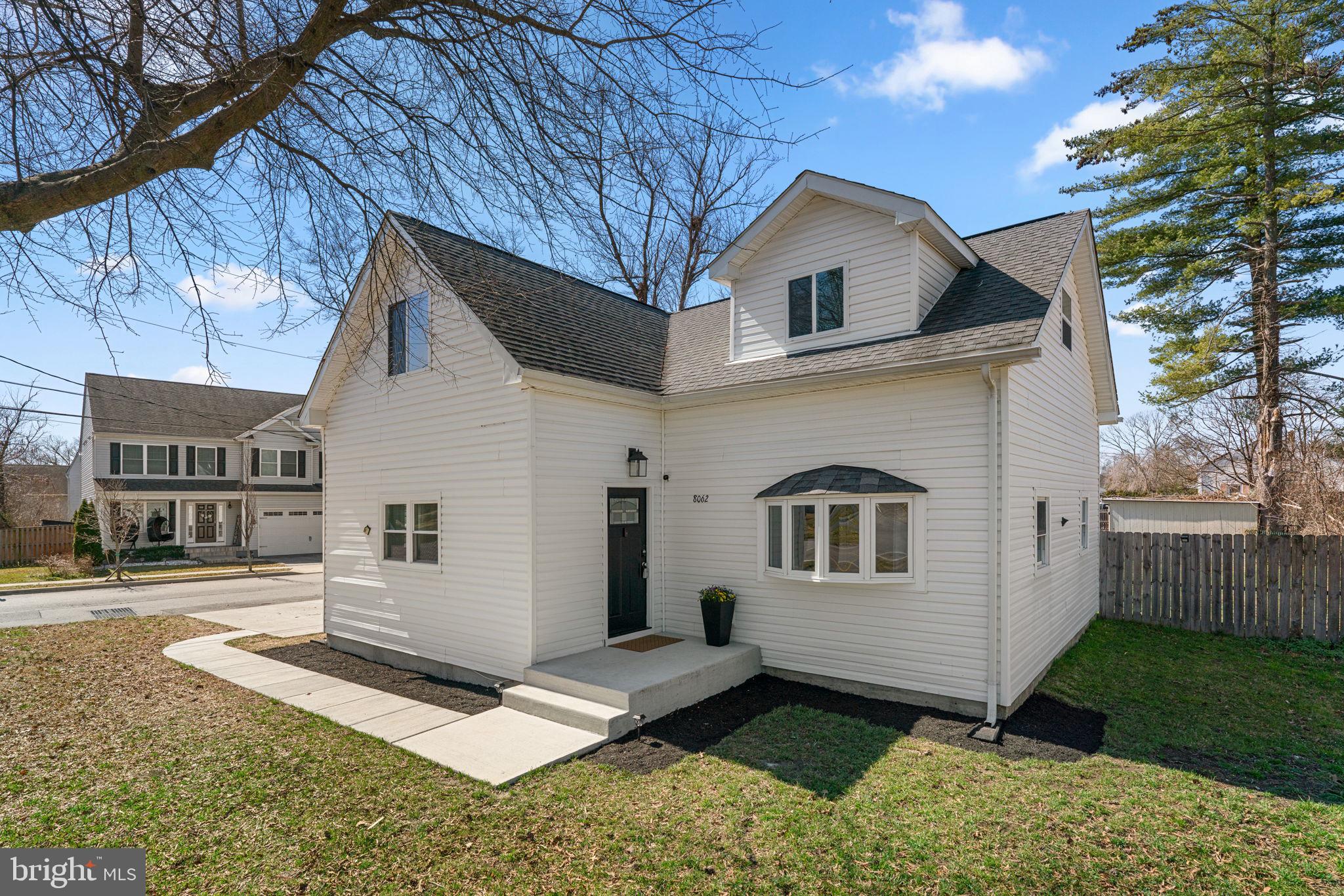 a view of backyard of the house