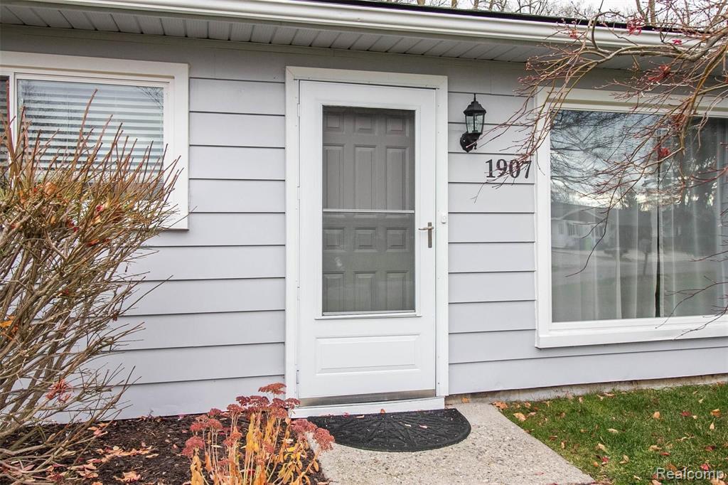 1907 Henbert Road West Bloomfield, MI 48324 - Photo 5 of 33
