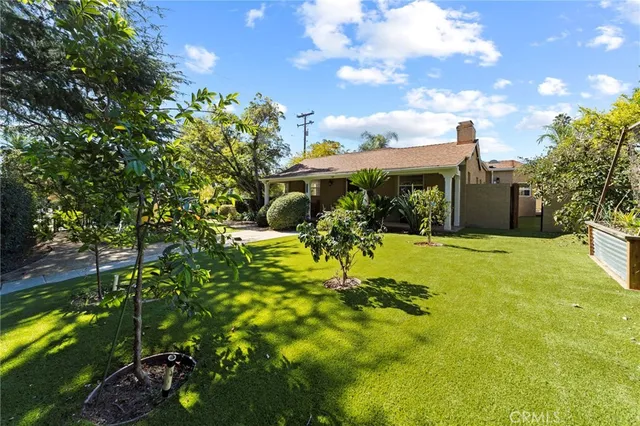 a view of a pathway of a house