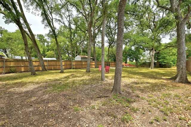 a view of a yard with basketball court