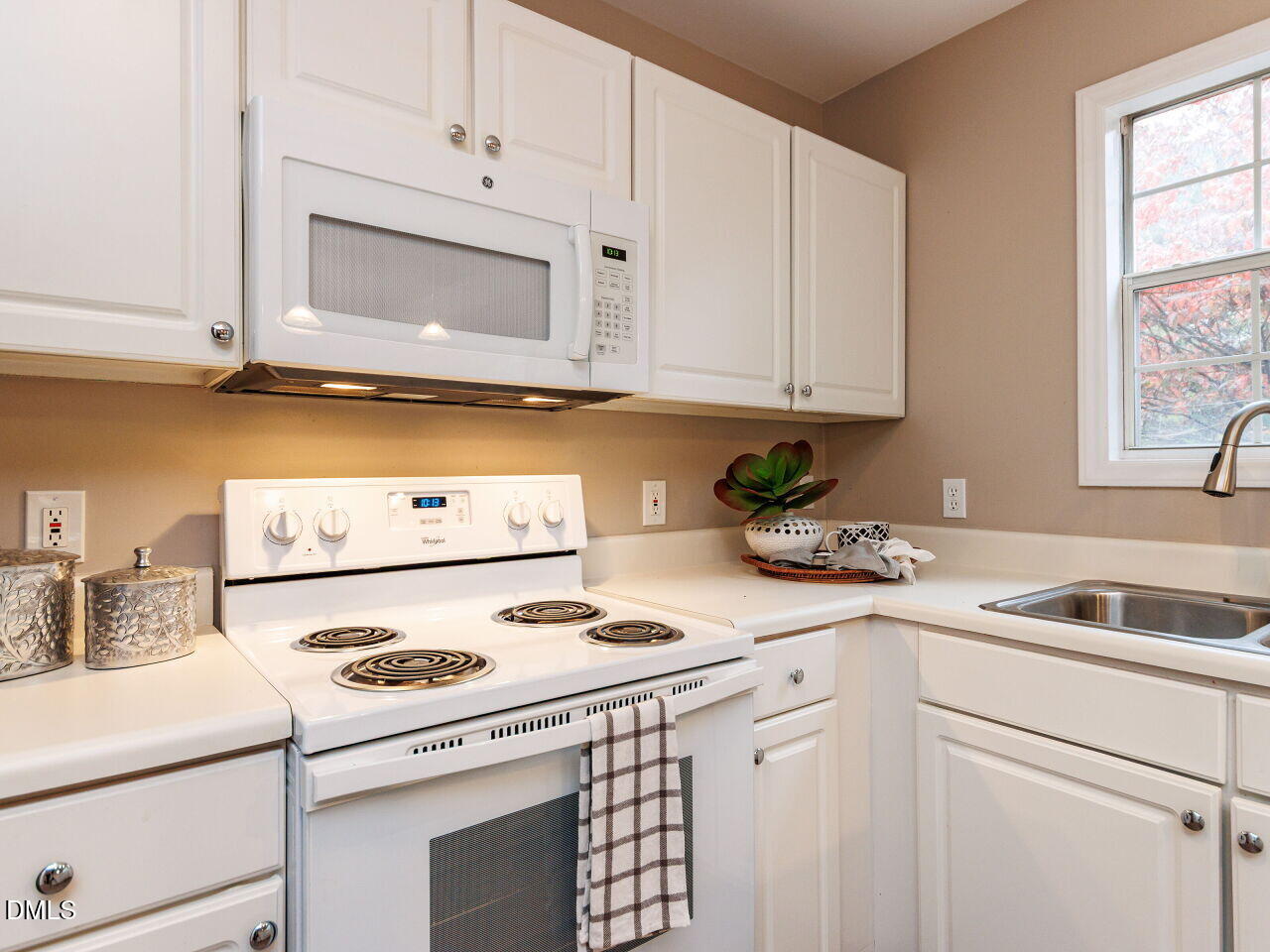 1221 Renshaw Court Cary, NC 27518 - Photo 14 of 29 a kitchen with granite countertop cabinets sink and white appliances